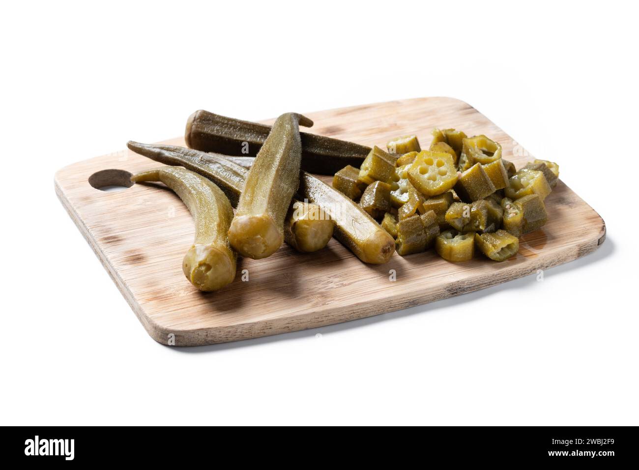 Fette di okra su un tavolo di legno. Foto Stock