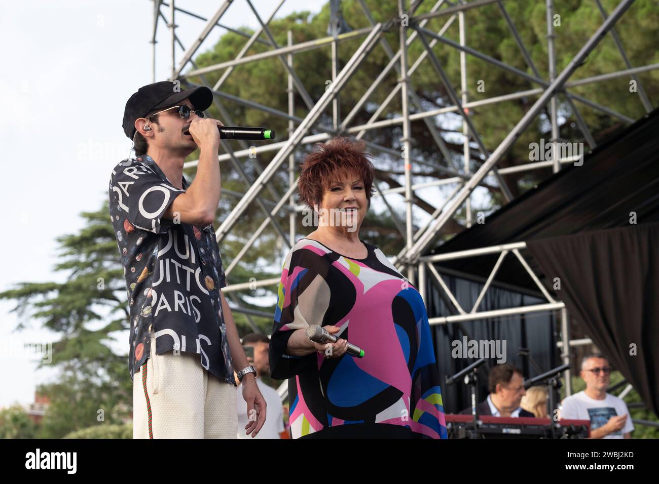 Orietta Berti e Fabio Rovazzi, famosi cantanti italiani, durante il soundcheck al Napoli Pizza Village di Napoli. (Foto di Francesco Cigliano / SOPA Images/Sipa USA) Foto Stock