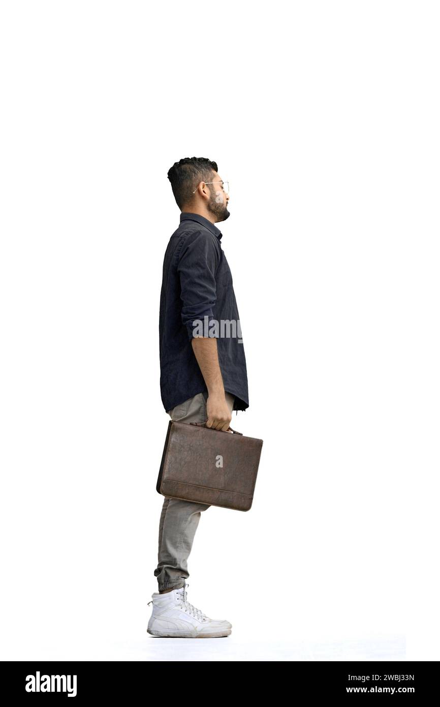 Un uomo, su sfondo bianco, a piena altezza, con una valigetta. Foto Stock