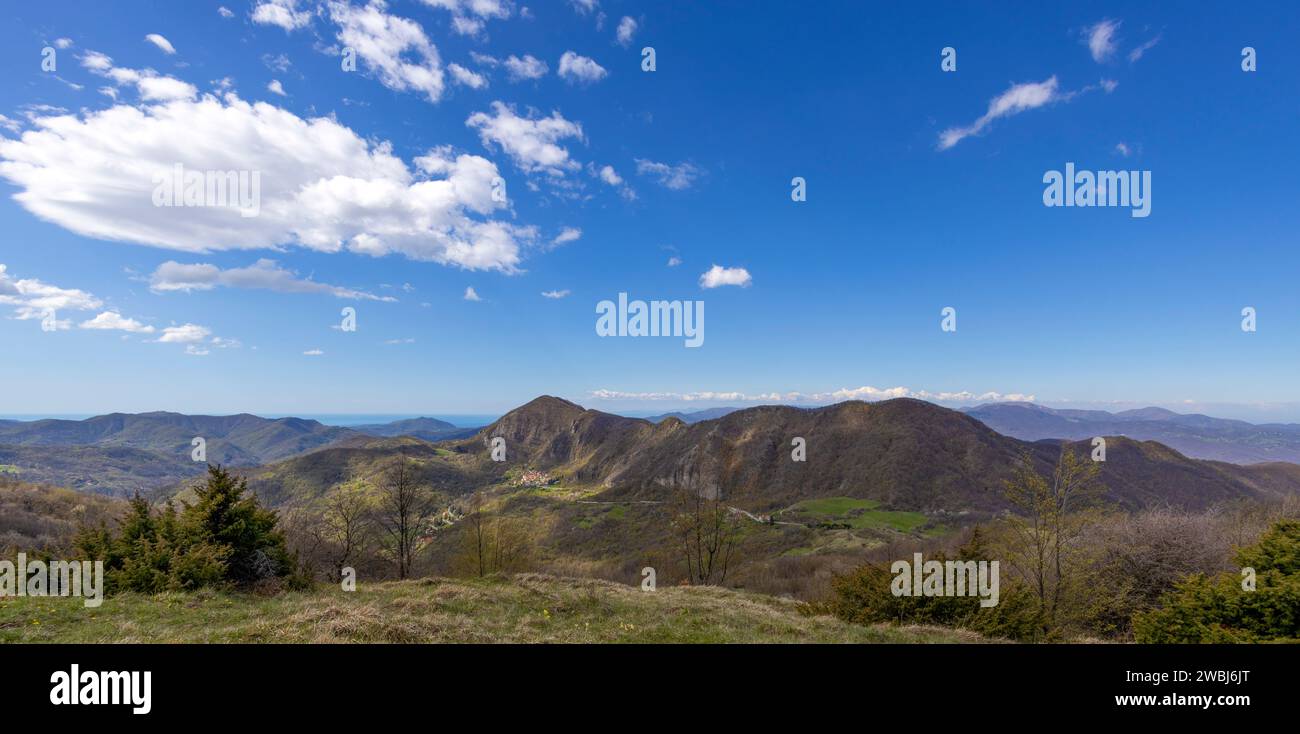 Paesaggio nell'entroterra ligure in provincia di Genova, Italia Foto Stock