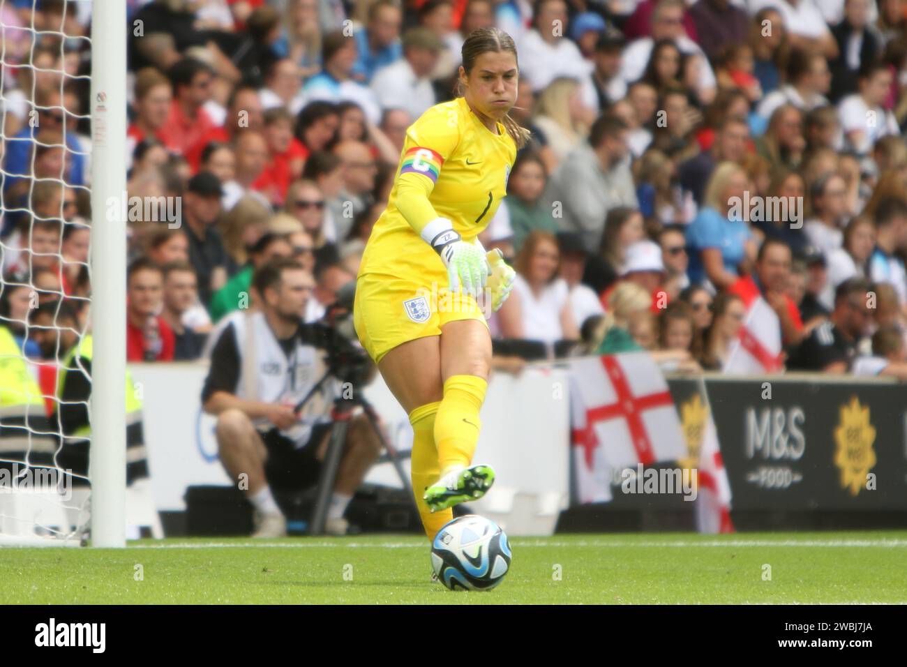 Mary Earps passa il pallone England Lionesses squadra di calcio femminile contro Portogallo, allo Stadio MK, Milton Keynes, 1 luglio 2023 Foto Stock