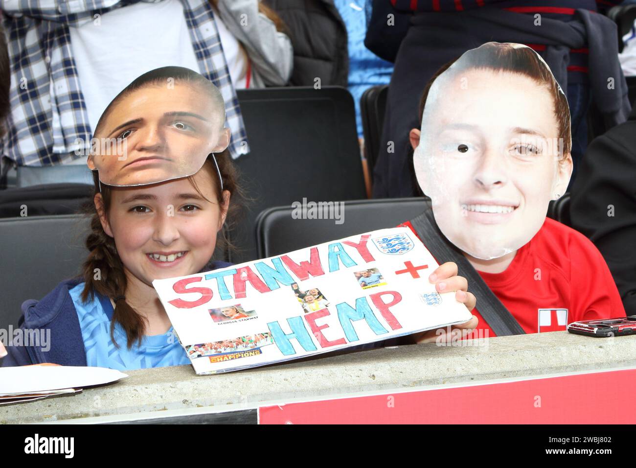 England Lionesses tifosi di calcio femminile allo stadio MK, Milton Keynes, 1 luglio 2023 tifosi con maschere Georgia Stanway e Lauren Hemp poster Lauren Hemp Foto Stock