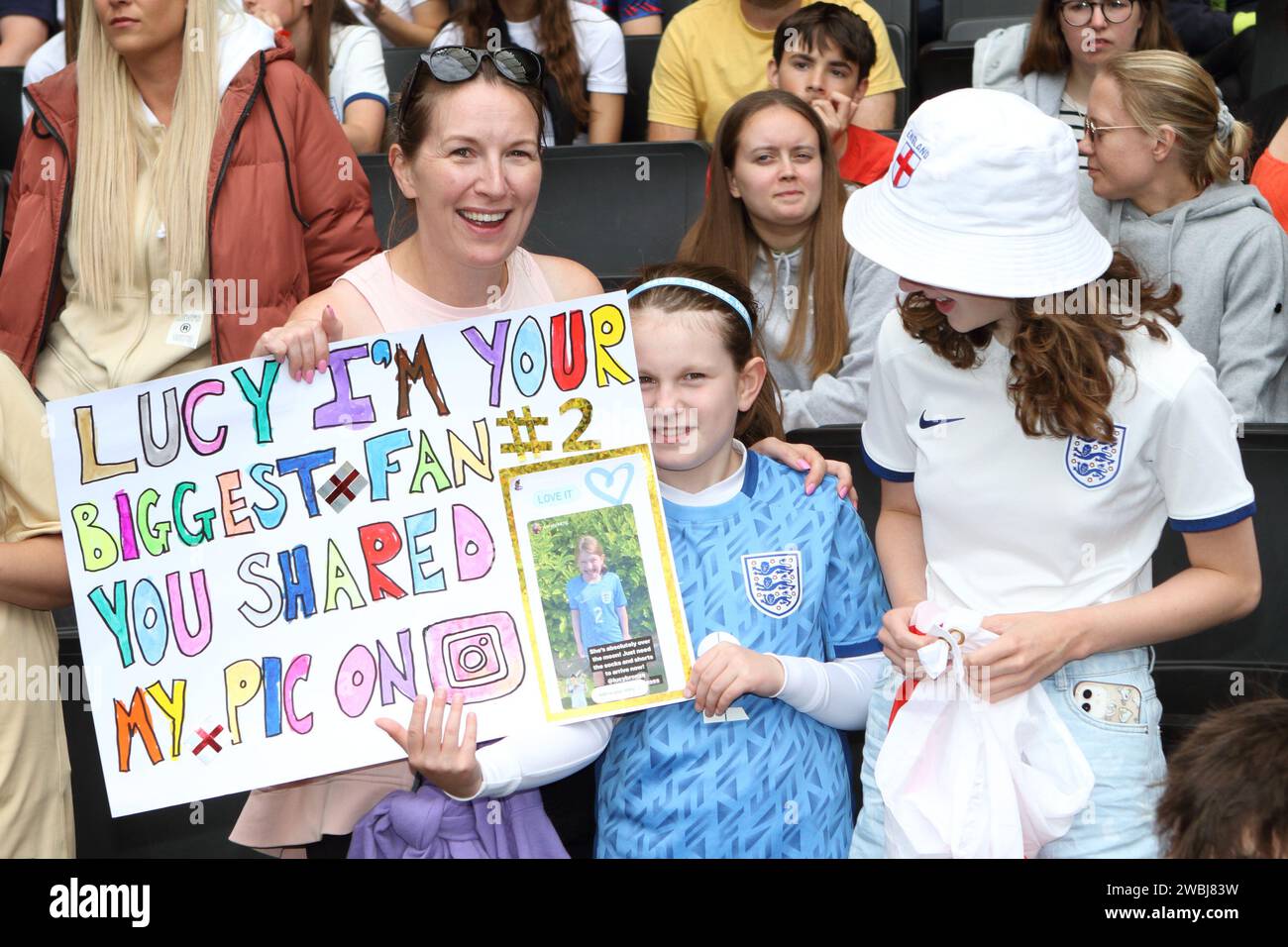 Inghilterra Lionesses squadra di calcio femminile contro Portogallo, allo stadio MK, Milton Keynes, 1 luglio 2023 tifosi con poster per Lucy Bronze Foto Stock