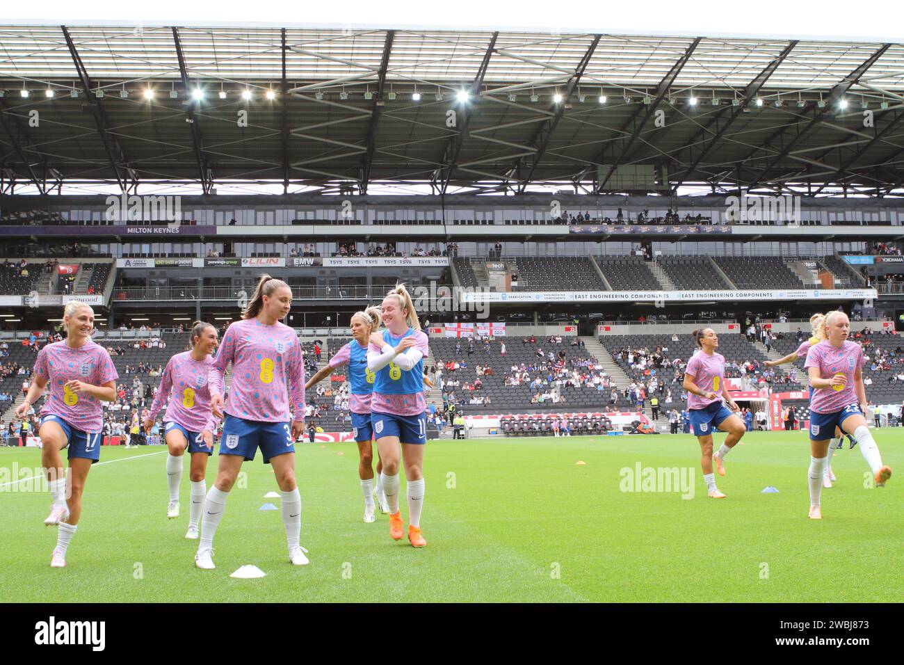 Inghilterra Lionesses squadra di calcio femminile contro Portogallo, allo stadio MK, Milton Keynes, 1 luglio 2023 riscaldamento pre-partita Foto Stock