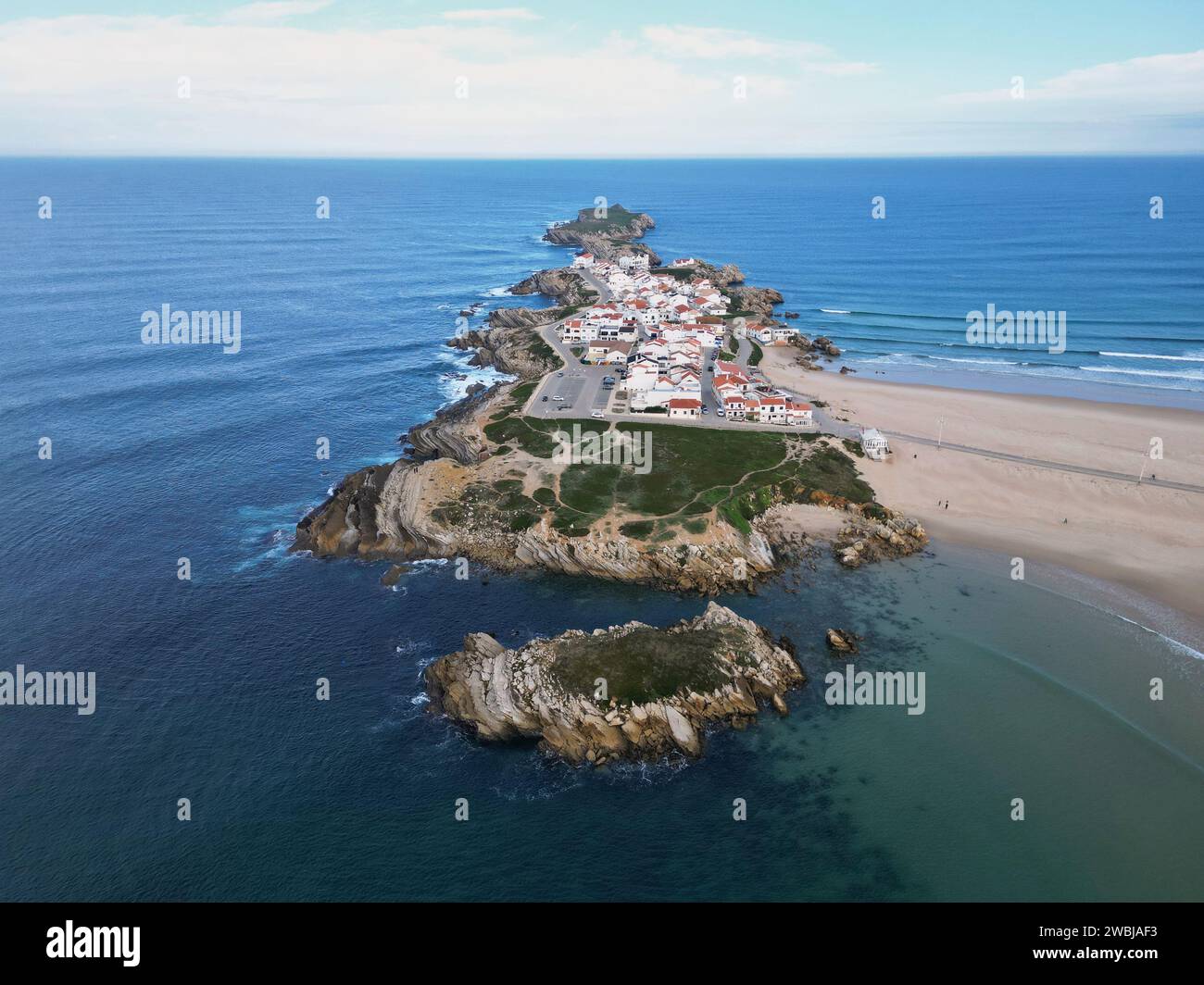 Surf e viaggi destinazione Baleal in Portogallo in una giornata di sole con le onde Foto Stock