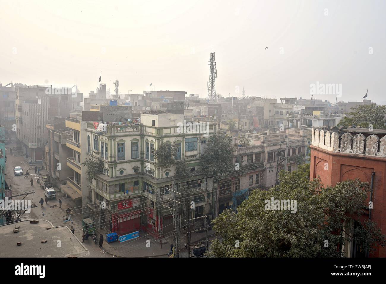 Un vecchio quartiere nel quartiere a luci rosse di Lahore chiamato Heera Mandi, situato nella città vecchia, a Lahore, Pakistan - foto dai toni caldi Foto Stock