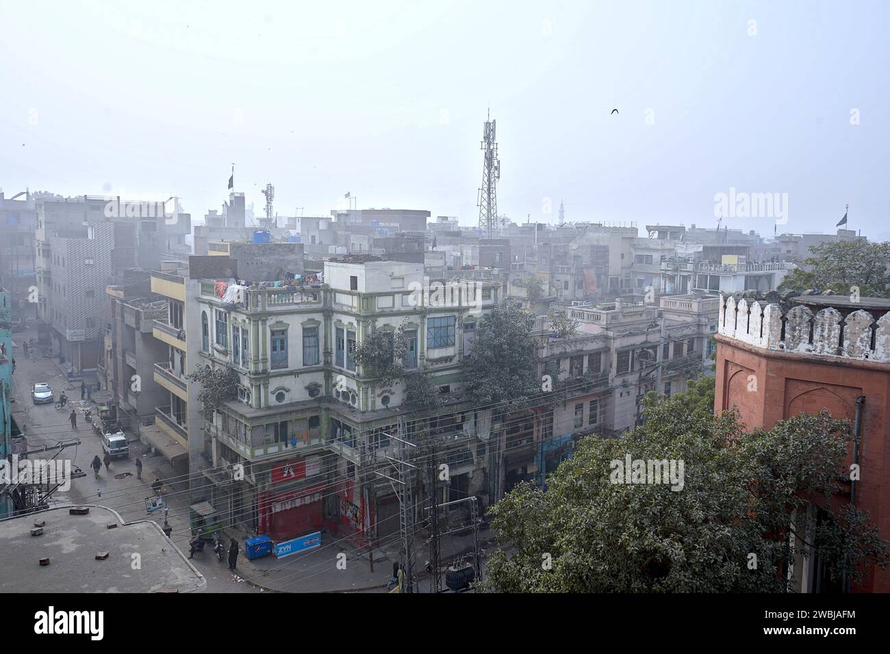 Un vecchio quartiere nel quartiere a luci rosse di Lahore chiamato Heera Mandi, situato nella città vecchia, a Lahore, Pakistan - foto dai toni blu Foto Stock