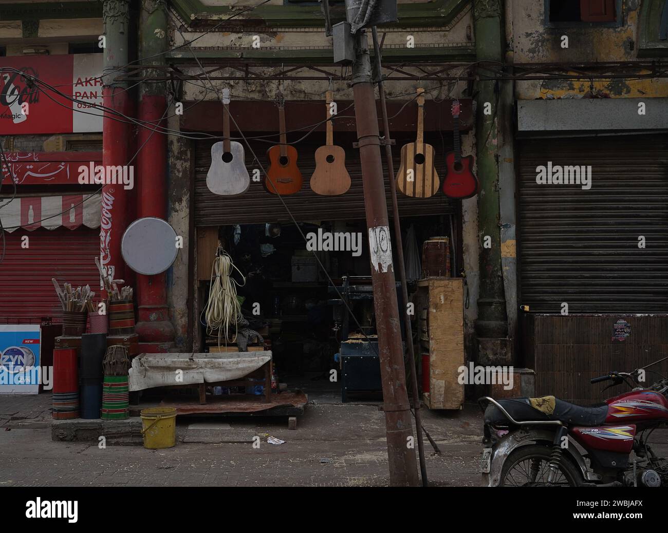 Uno spettacolo di maestria artigianale di un liutaio di chitarra che vanta le sue chitarre fatte a mano, insieme ad altri strumenti musicali, a Lahore, Pakistan Foto Stock