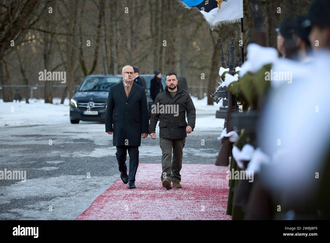 Tallinn, Estonia. 11 gennaio 2024. Il presidente ucraino Volodymyr Zelenskyy, a destra, scortato dal presidente estone Alar Karis, a sinistra, per la revisione della guardia d'onore durante la cerimonia di arrivo al Palazzo presidenziale Kadriorg Park, 11 gennaio 2024 a Tallinn, Estonia. Credito: Ucraina Presidenza/Ufficio stampa presidenziale ucraino/Alamy Live News Foto Stock