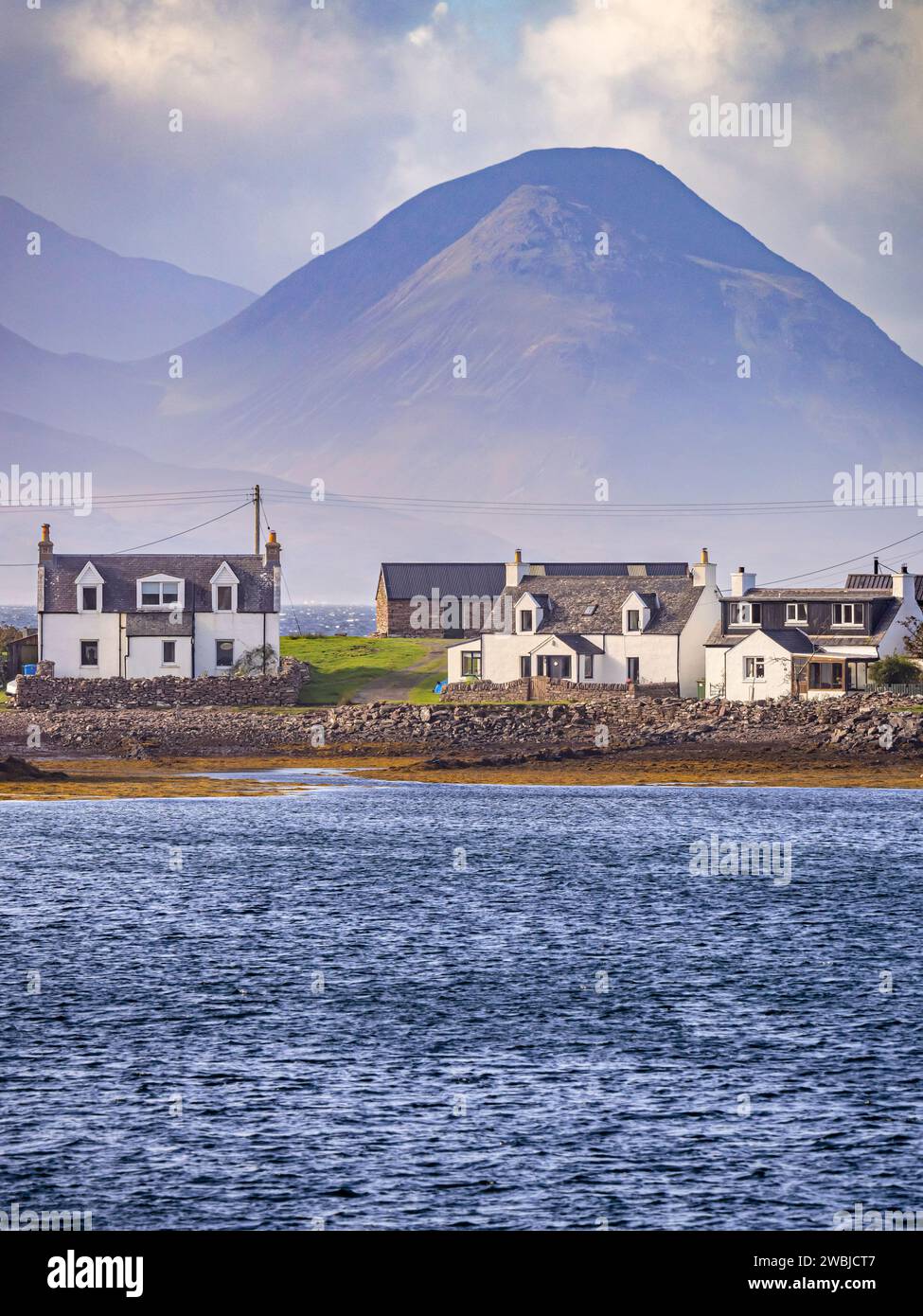 Villaggio remoto tradizionale ad Ard Dhubh con l'isola di Rassay sullo sfondo, Culduie, nr Applecross Scotland UK 2023 Foto Stock