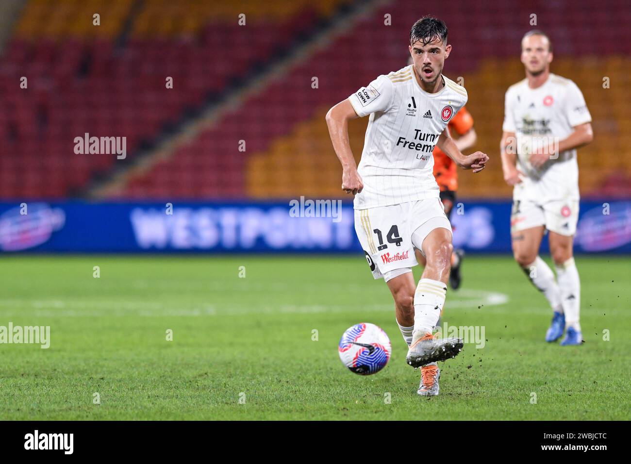 Nicolas Milanovic passa il pallone al sesto round del calcio maschile A-League, Brisbane Roar vs Western Sydney Wanderers, Suncorp Stadium, Brisbane, Que Foto Stock