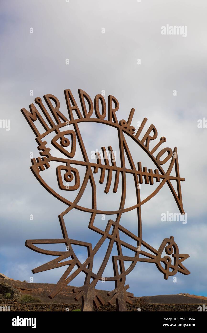 Scultura di uccelli e pesci di ferro Wrougt all'ingresso del punto panoramico del Mirador del Rio. Primo piano. Lanzarote, Isole Canarie, . 7 novembre 2023 Foto Stock