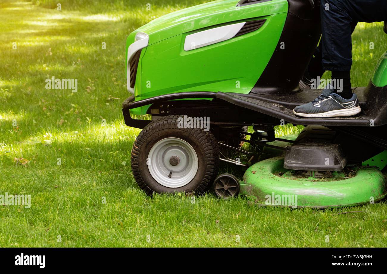 Primo piano di un trattore rasaerba Foto Stock