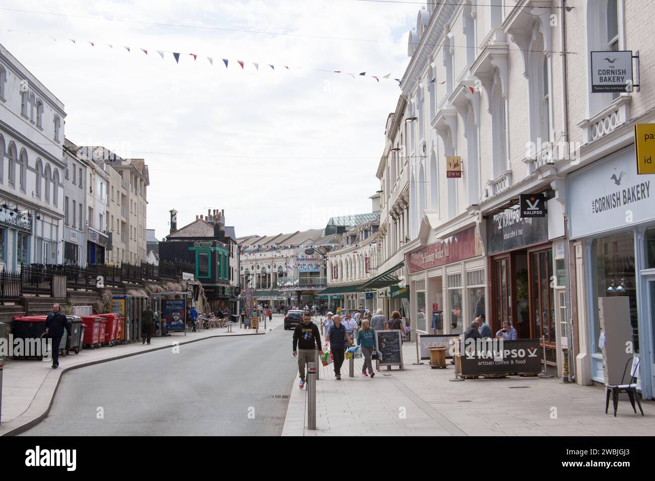 Gente che fa shopping a Fleet Street, Torquay nel Devon, nel Regno Unito Foto Stock