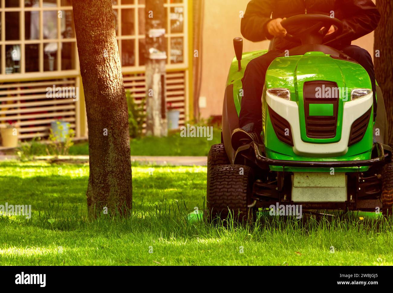 Rasaerba professionale taglia un prato verde in un parco. Giardinaggio. Foto Stock