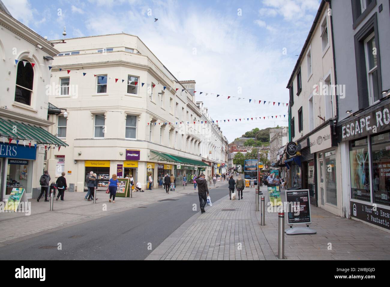 Gente che fa shopping a Fleet Street, Torquay nel Devon, nel Regno Unito Foto Stock
