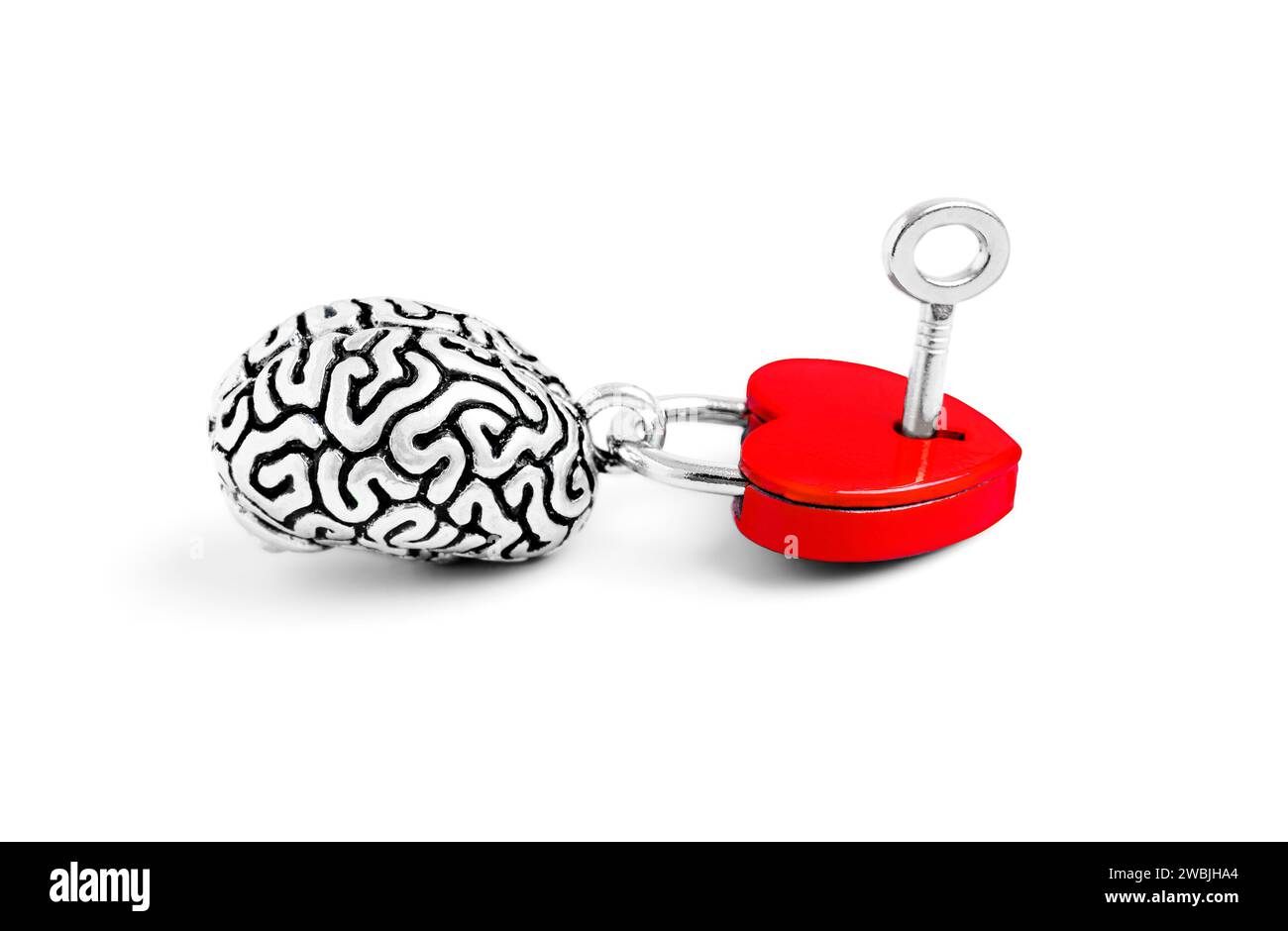 Il modello dettagliato del cervello umano si intreccia elegantemente con un lucchetto a forma di cuore, adornato da una chiave isolata su sfondo bianco. Equilibrio tra intelle Foto Stock