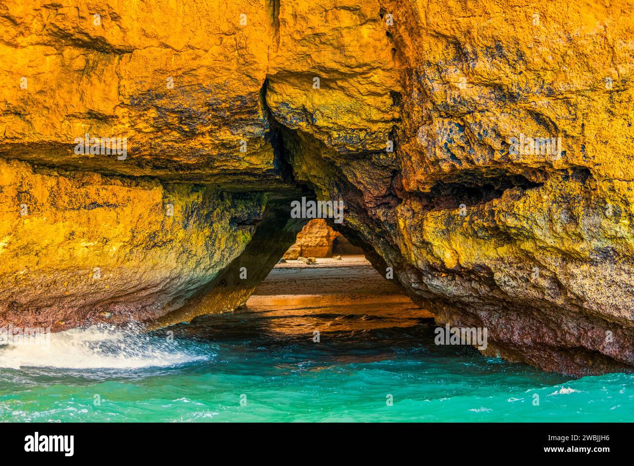 Splendida costa calcarea dell'Algarve con grotte e formazioni rocciose, Albufeira, a sud del Portogallo Foto Stock