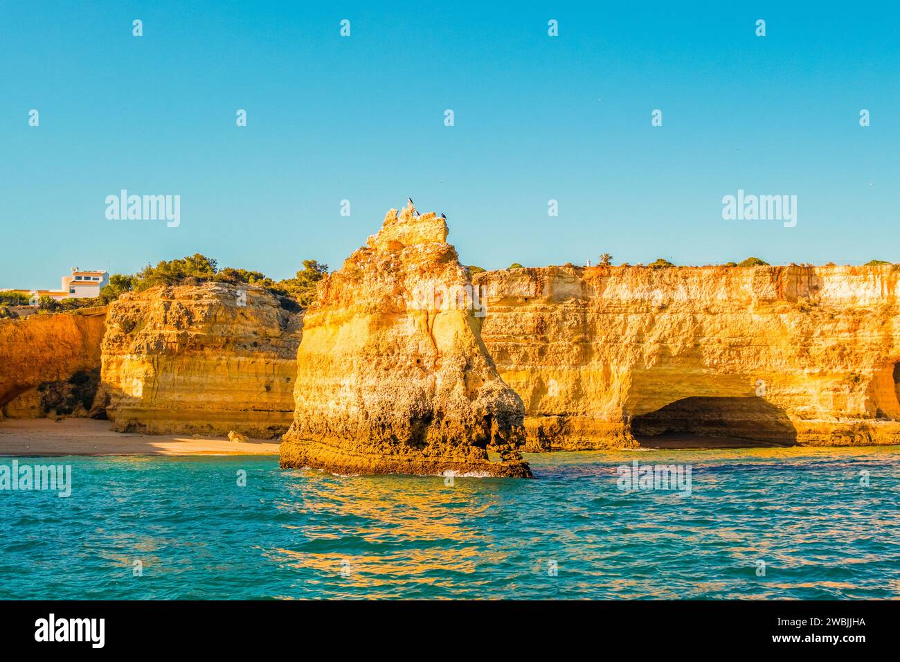 Splendida costa calcarea dell'Algarve con grotte e formazioni rocciose, Albufeira, a sud del Portogallo Foto Stock
