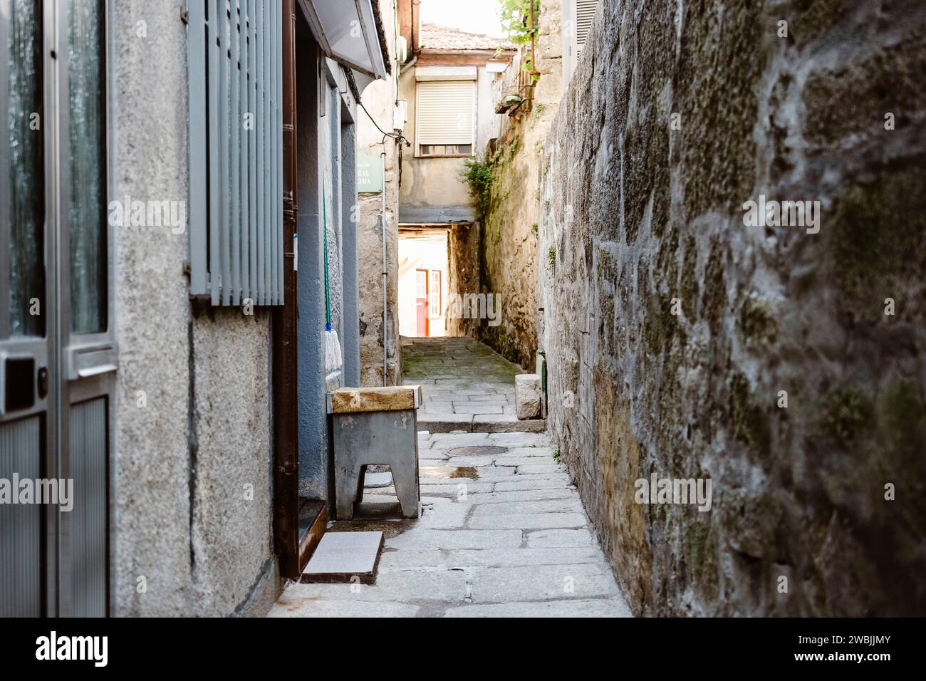 Vista reale delle strade di Porto in luoghi non turistici, nel nord del Portogallo Foto Stock