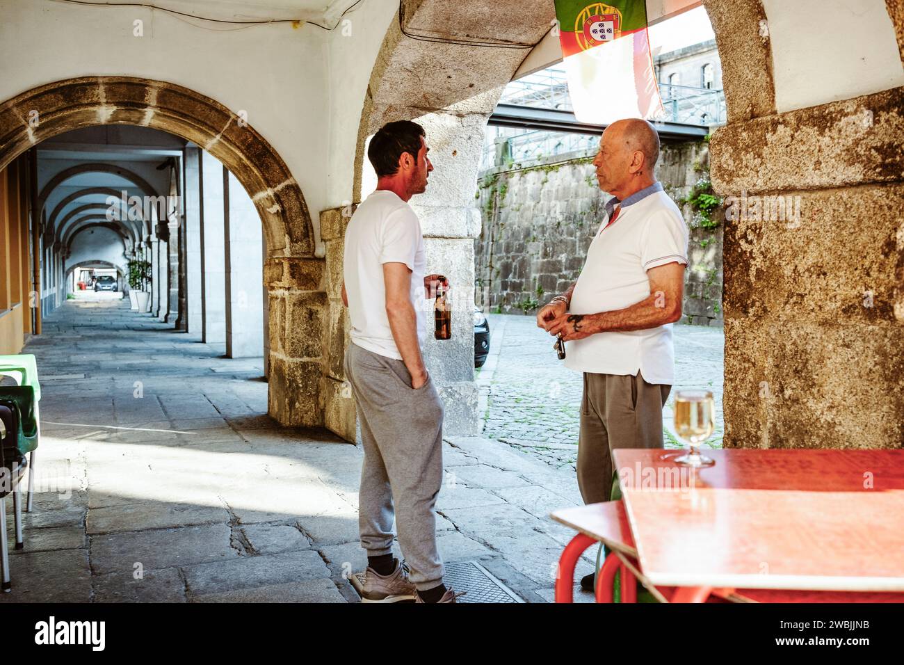 Porto, Portogallo - 17 aprile 2023: La gente del posto si gode una bevanda insieme Foto Stock