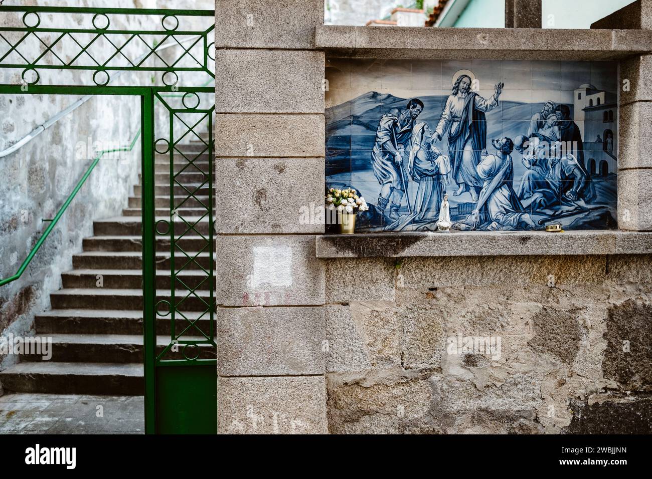 Gesù Cristo con sfondo religioso fatto di piastrelle tradizionali portoghesi, Porto, Portogallo Foto Stock