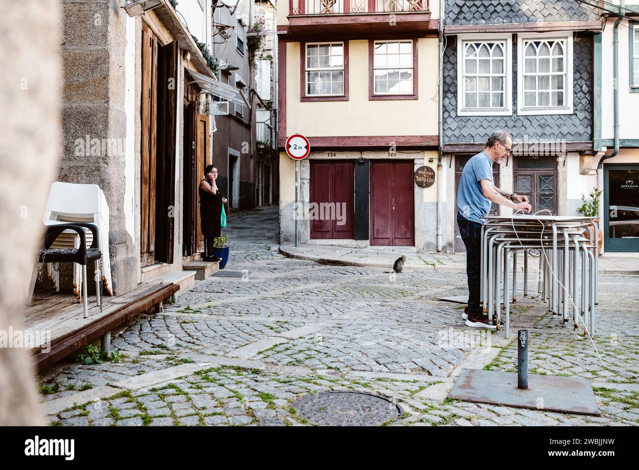 Porto, Portogallo - 17 aprile 2023: Mattinata lenta con persone che gestiscono le commissioni Foto Stock
