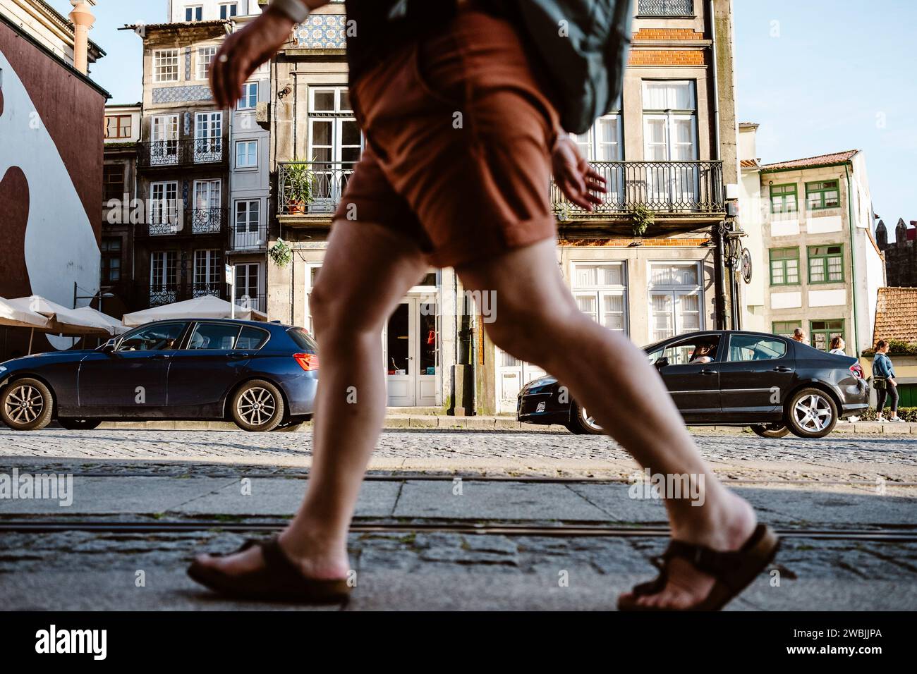 Strada piena di vita - pendolari, turisti, auto in movimento a Porto, Portogallo Foto Stock