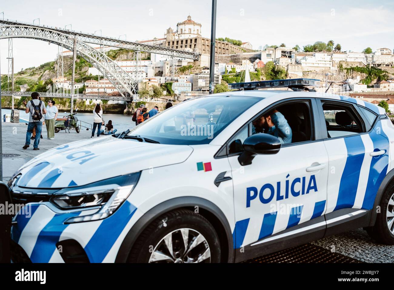 17 aprile 2023 - Porto, Portogallo: Auto della polizia nel centro di Porto Foto Stock