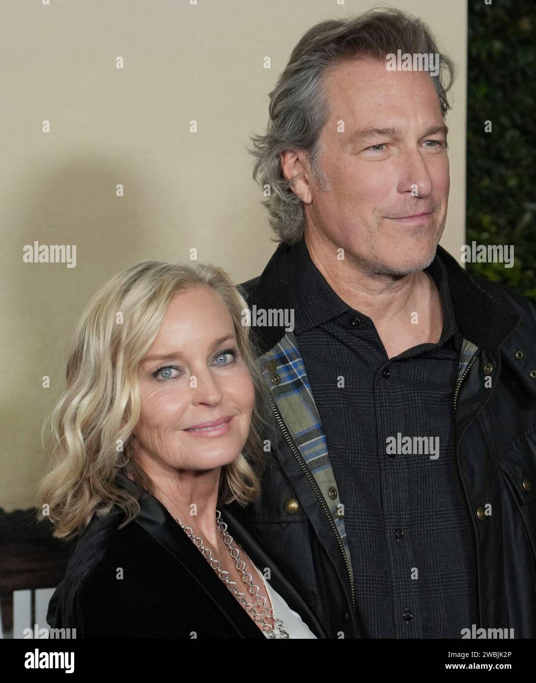 Los Angeles, USA. 10 dicembre 2023. (L-R) Bo Derek e John Corbett arrivano al MASTERS OF THE AIR World Premiere di Apple TV tenutosi al Regency Village Theatre di Westwood, CALIFORNIA, mercoledì 10 gennaio 2024. (Foto di Sthanlee B. Mirador/Sipa USA) credito: SIPA USA/Alamy Live News Foto Stock