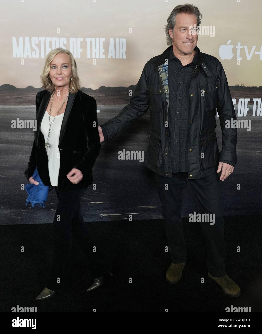 Los Angeles, USA. 10 dicembre 2023. (L-R) Bo Derek e John Corbett arrivano al MASTERS OF THE AIR World Premiere di Apple TV tenutosi al Regency Village Theatre di Westwood, CALIFORNIA, mercoledì 10 gennaio 2024. (Foto di Sthanlee B. Mirador/Sipa USA) credito: SIPA USA/Alamy Live News Foto Stock