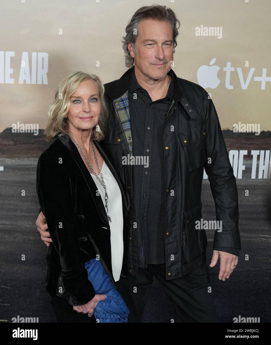 Los Angeles, USA. 10 dicembre 2023. (L-R) Bo Derek e John Corbett arrivano al MASTERS OF THE AIR World Premiere di Apple TV tenutosi al Regency Village Theatre di Westwood, CALIFORNIA, mercoledì 10 gennaio 2024. (Foto di Sthanlee B. Mirador/Sipa USA) credito: SIPA USA/Alamy Live News Foto Stock