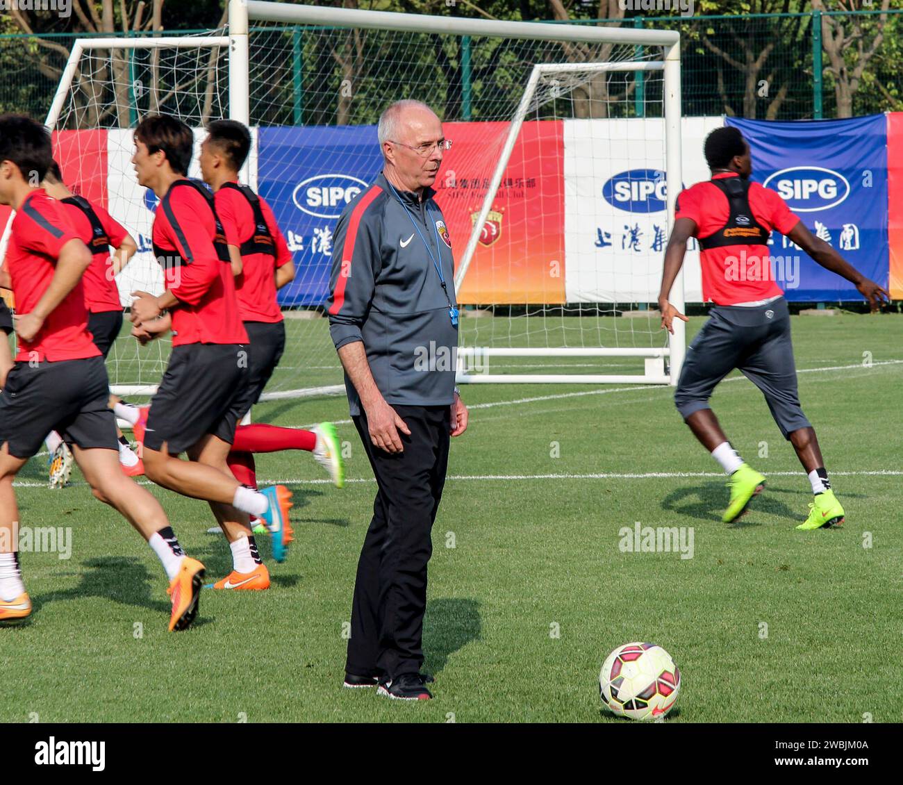 SHANGHAI 20150626, allenatore di calcio svedese ed ex allenatore dell'Inghilterra, Sven-Göran Eriksson, è stato allenatore in Cina per due anni. Prima per Guangzhou R&F e poi lo scorso inverno per Shanghai SIPG con cui ha firmato un contratto biennale. - Non c'è calcio di base in Cina. La gente non gioca a football nei parchi e per strada. I ragazzi della squadra non hanno giocato da bambini, ma hanno iniziato all'età di 12-14 anni e si sono persi anni importanti, dice Sven-Göran Eriksson. Foto: Karin Olander / TT / code 10510 Foto Stock