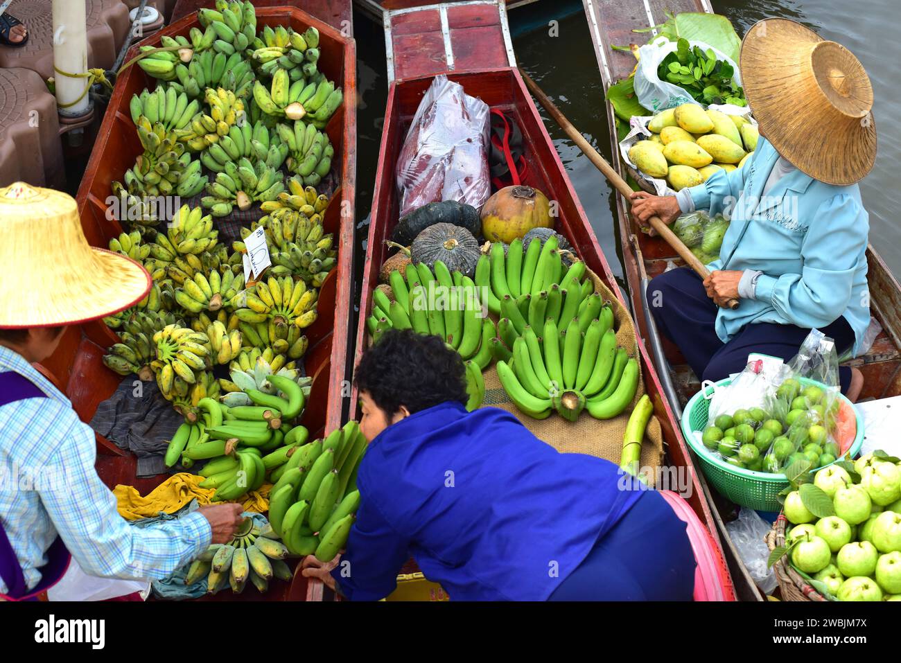 Mercato galleggiante di Tha Kha con sampans. Amphawa, Thailandia. Foto Stock