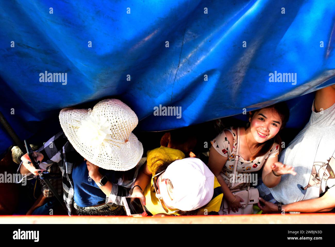 Mercato ferroviario Mae Klong o mercato ferroviario Talad Rom Hub. La gente vede dal finestrino del treno. Samut Songkhram, Thailandia. Foto Stock