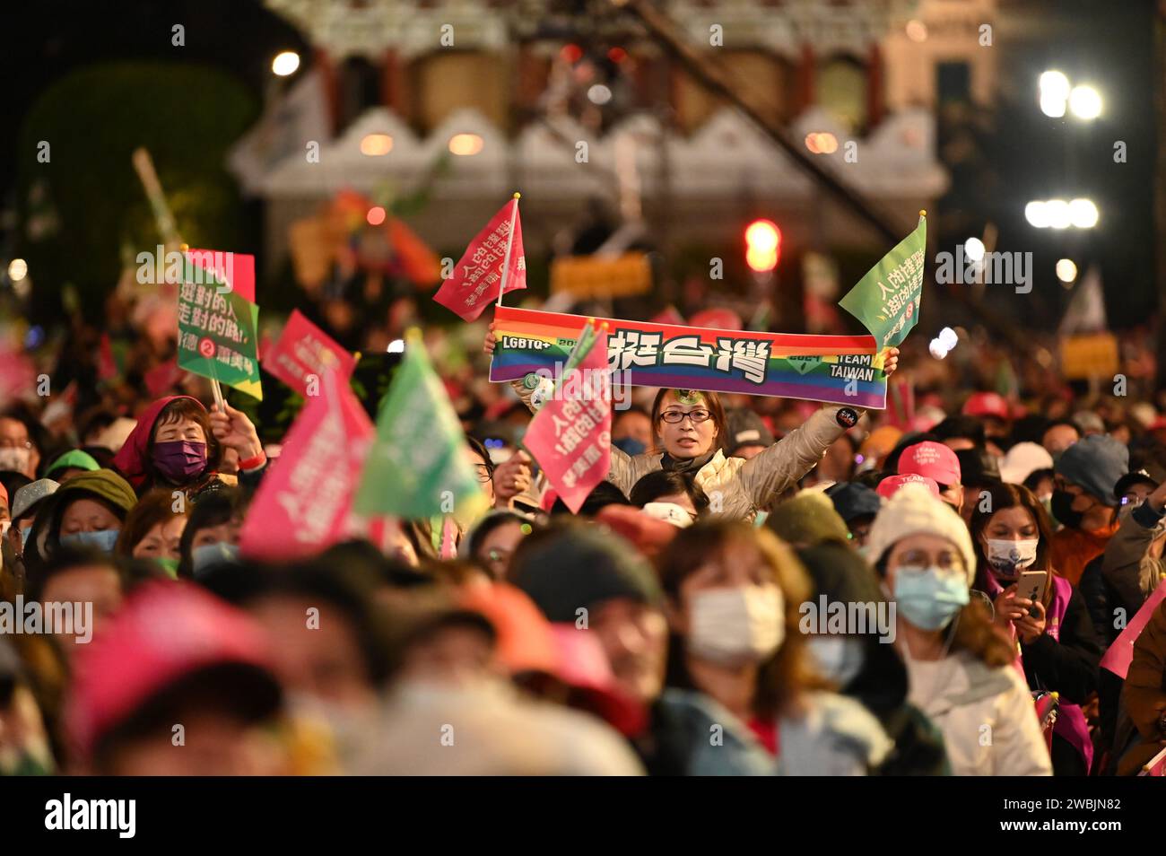 Taipeh, Taiwan. 11 gennaio 2024. Una donna tiene un poster a una manifestazione elettorale del Partito Progressista Democratico (DPP). Sabato prossimo a Taiwan verranno eletti un nuovo parlamento e un nuovo presidente. Una questione fondamentale nella campagna elettorale è stata la tesa relazione con la Cina, che vuole riunire l'isola con la terraferma - se necessario con mezzi militari. Credito: Johannes Neudecker/dpa/Alamy Live News Foto Stock
