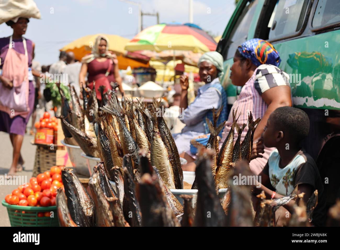 Accra, Ghana. 10 gennaio 2024. I venditori vendono beni in un mercato di Accra, Ghana, 10 gennaio 2024. Mercoledì scorso il servizio statistico del Ghana ha annunciato che il tasso di inflazione del paese è sceso al 23,2% nel dicembre dello scorso anno, il quinto calo consecutivo dall'agosto 2023. Crediti: Seth/Xinhua/Alamy Live News Foto Stock