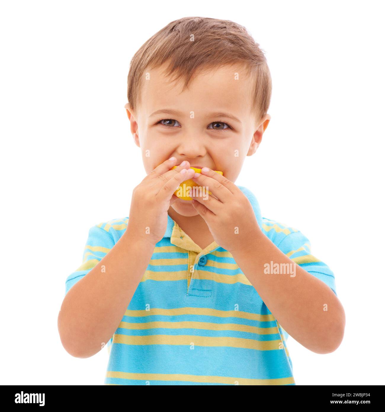 Bambino, mangiare e ritrarre con limone o frutta su sfondo bianco, studio e spazio per il mockup. Acido, fetta e bambino con cibo sano, nutrizione e. Foto Stock