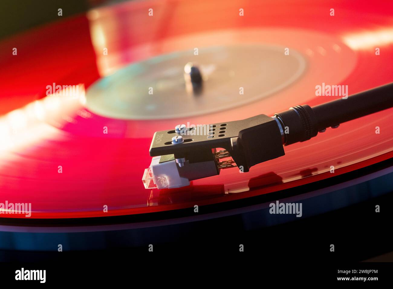 Schallplattenspieler mit einer roten Langspielplatte *** giocatore da record con un disco rosso a lunga durata Foto Stock