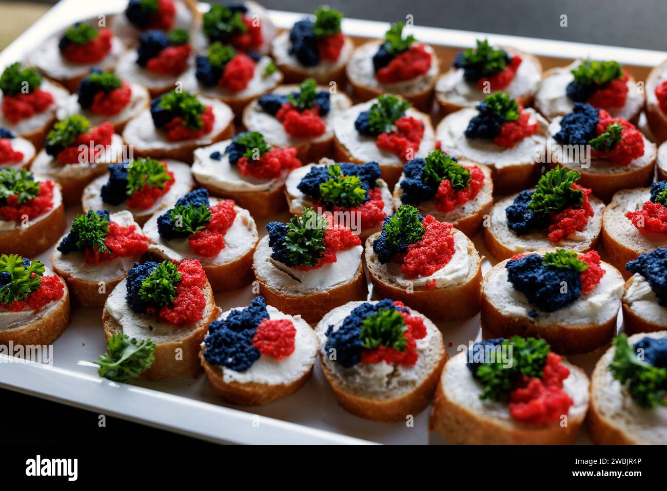 Un vassoio di deliziosi antipasti con caviale e salmone su pane tostato. Foto Stock