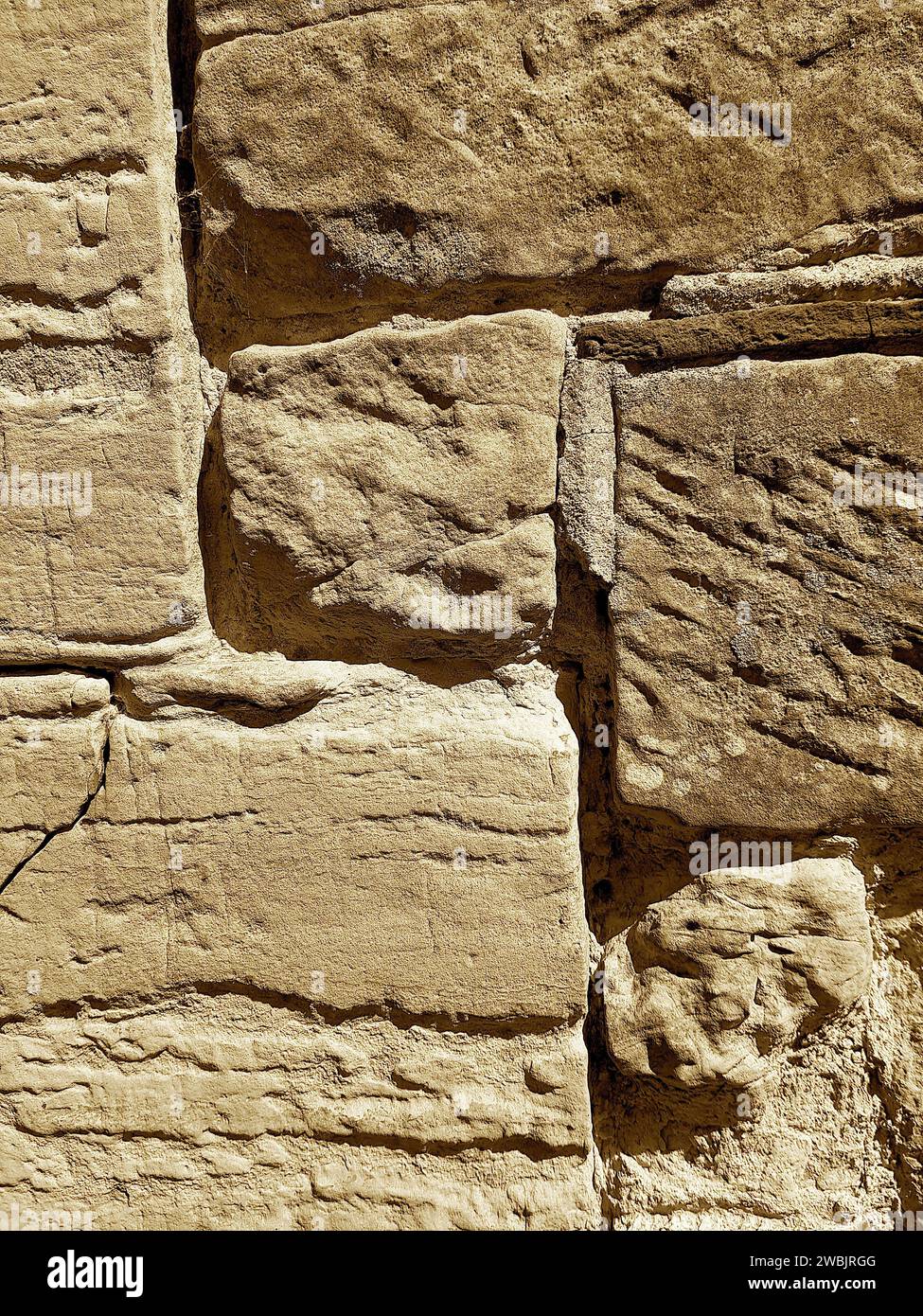Foto di un vecchio muro di pietra colorata seppia. Foto Stock
