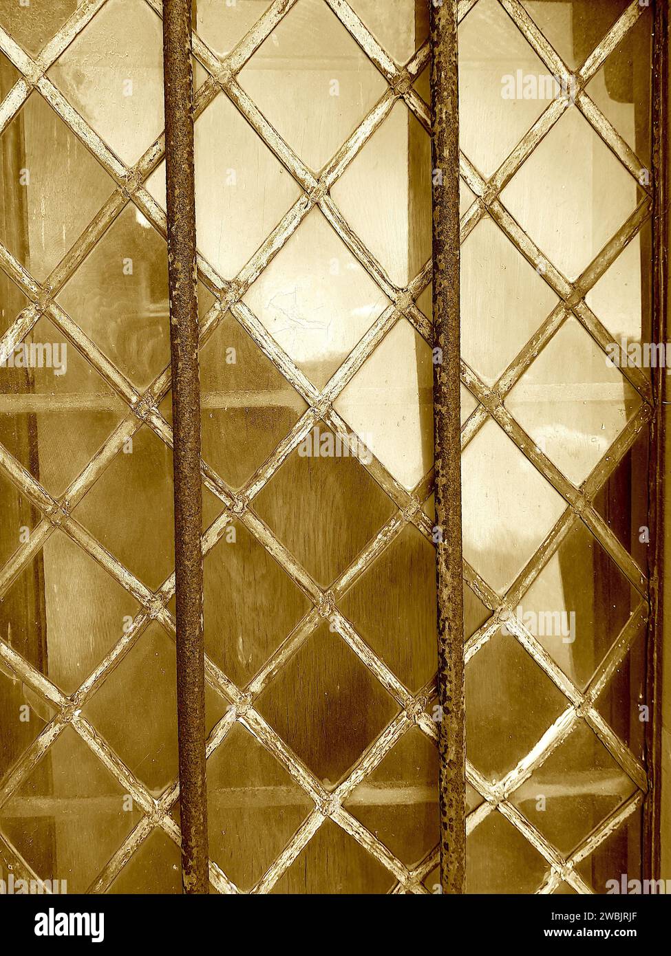 Fotografia in tinta seppia di una vecchia finestra a reticolo. Foto Stock