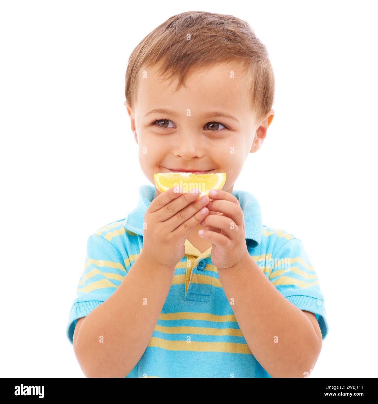 Mangiare, limone e ritratto del bambino con frutta su sfondo bianco, studio e spazio per il mockup. Acido, fetta e bambino con cibo sano, nutrizione e. Foto Stock