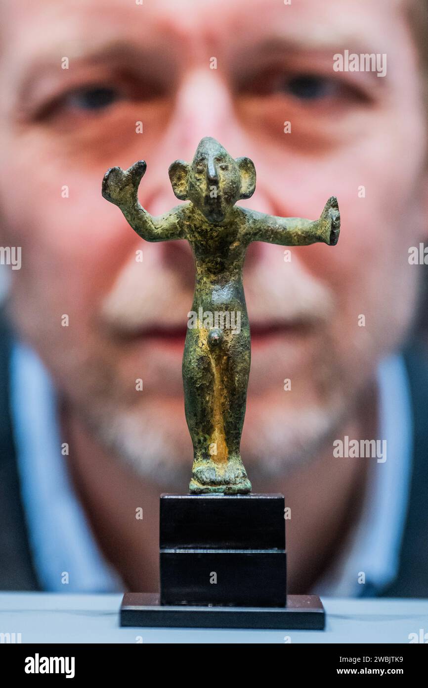 Londra, Regno Unito. 11 gennaio 2024. "Dancing Satyr" una figura etrusca in bronzo del III secolo a.C., alta 9 cm, 1.295 sterline da Nick Skipp fine Art - The Mayfair Antiques & fine Art Fair, London Marriott Hotel Grosvenor Square. Crediti: Guy Bell/Alamy Live News Foto Stock