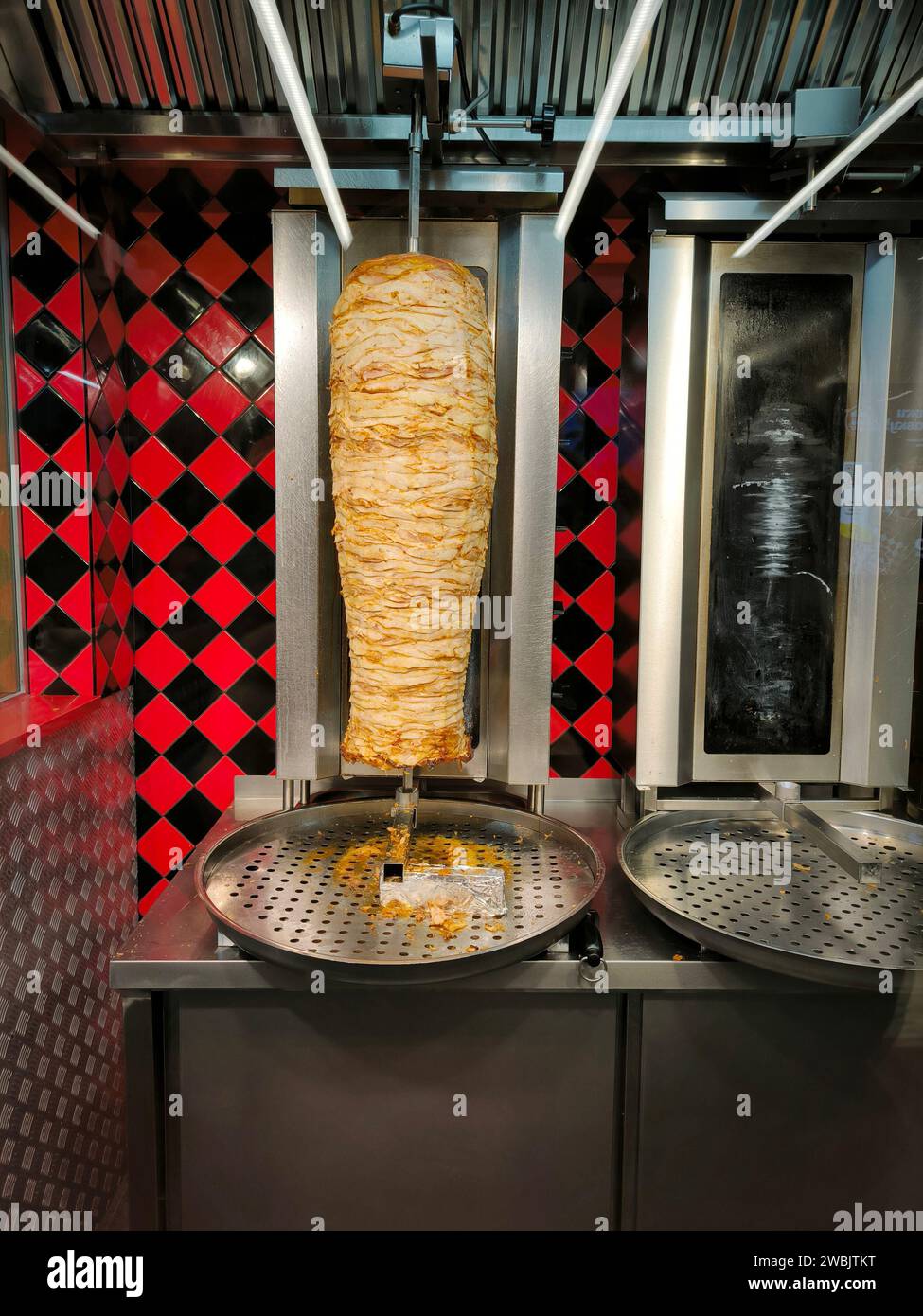 carne di pollo su uno spiedo per preparare un delizioso kebab Foto Stock