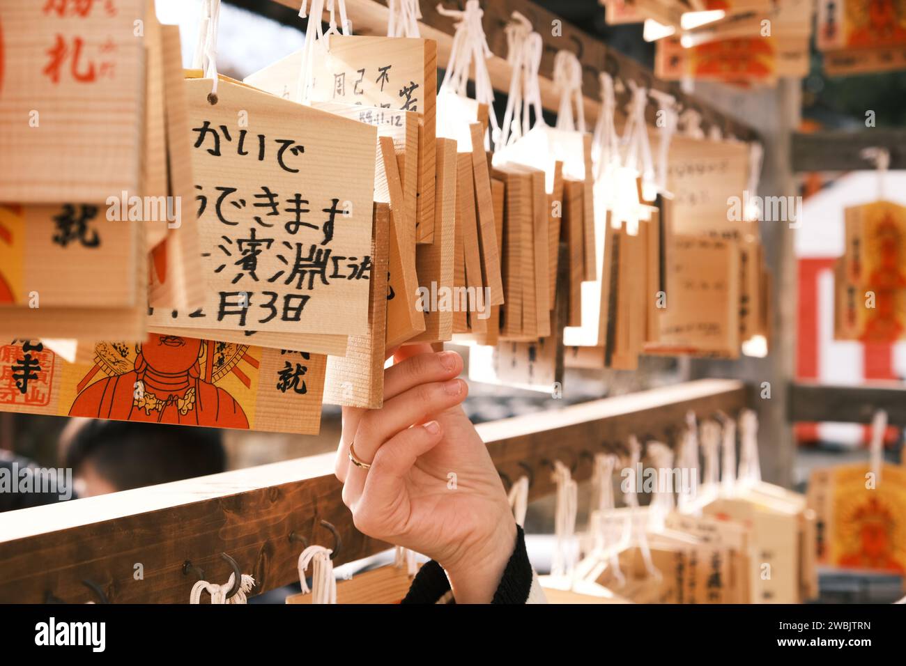 Biglietti di preghiera giapponesi in un santuario, Osaka, JP Foto Stock