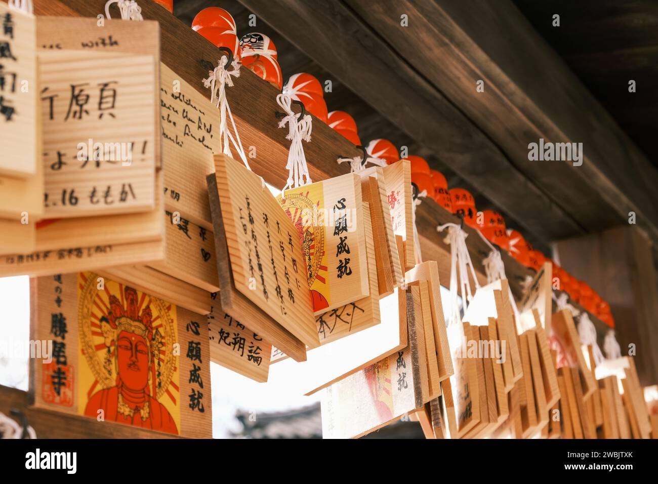 Biglietti di preghiera giapponesi in un santuario, Osaka, JP Foto Stock