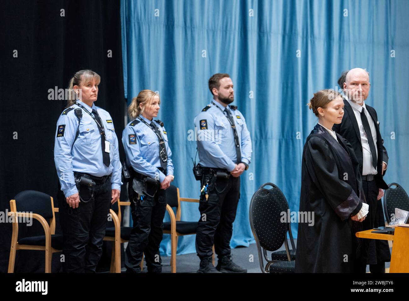 Oslo 20240111.Ander Behring Breivik durante il giorno 4 del processo, in cui il tribunale distrettuale di Oslo si occupa del caso relativo alle condizioni e ai diritti della sua condanna ai sensi della Convenzione europea dei diritti dell'uomo. Il processo si svolge in una palestra nella prigione di Ringerike. Breivik, che ora si fa chiamare Fjotolf Hansen, è stato condannato l'anno successivo agli attacchi terroristici contro Oslo e Utoya il 22 luglio 2011 a 21 anni di carcere con una durata minima di 10 anni. 77 persone hanno perso la vita negli attacchi. Foto: Javad Parsa / NTB Foto Stock