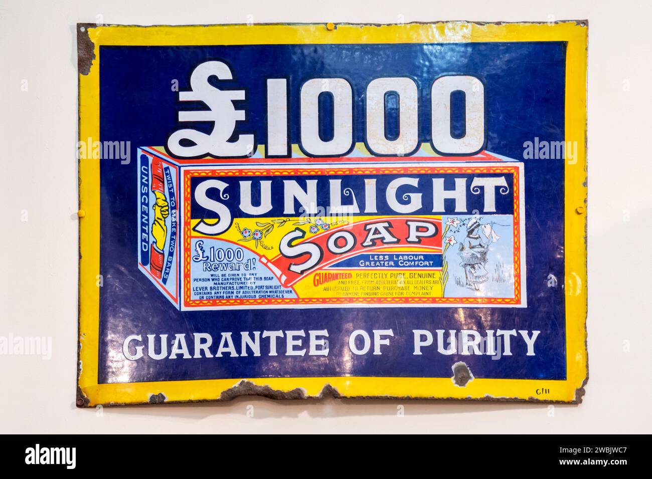 Un vecchio cartello in metallo smaltato che pubblicizza Sunlight Soap. Foto Stock