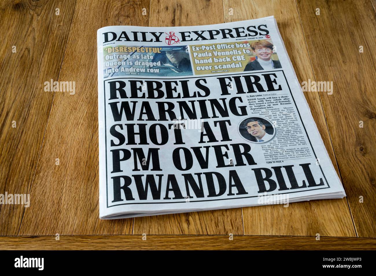 10 gennaio 2024. Il titolo della prima pagina del Daily Express legge Rebels Fire warning shot alle PM sopra la banconota del Ruanda. Foto Stock